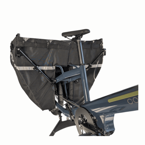 Vélo cargo avec sacs de transport latéraux.